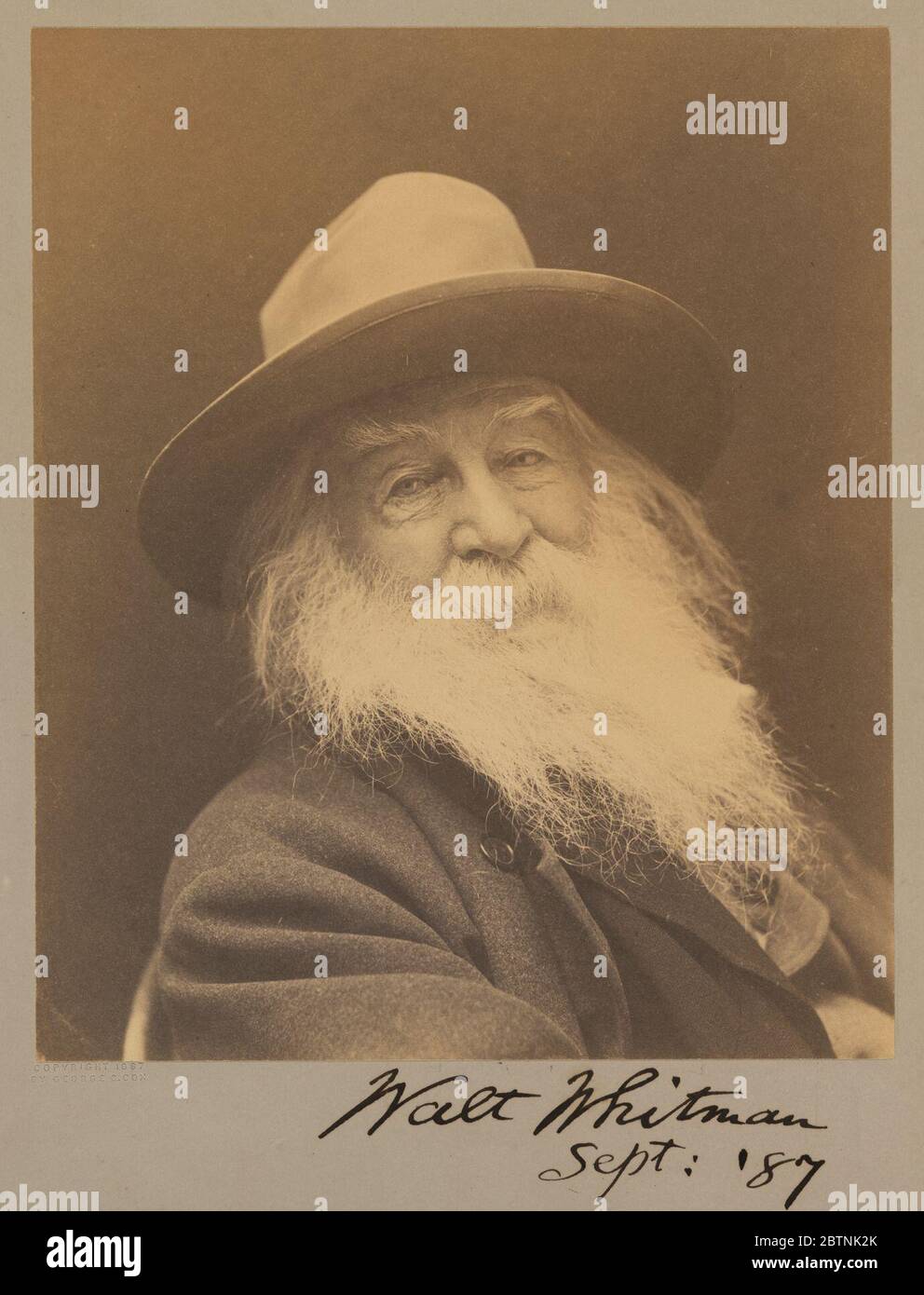 Walt Whitman. Whitman ammirò l'effetto di questa fotografia di George Cox, chiamandola il filosofo di Laughing. Mandò una copia ad Alfred, Lord Tennyson, poeta premio d'Inghilterra, che rispose che gli piaceva molto-OH! così tanto." Foto Stock