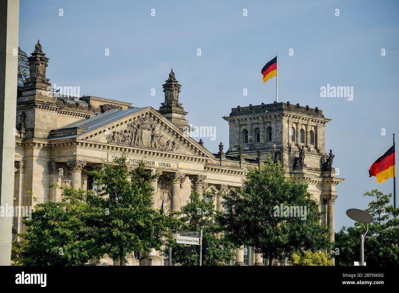 Vita cittadina della città con il famoso edificio Reichstag. 19 agosto 2015, Berlino, Germania Foto Stock