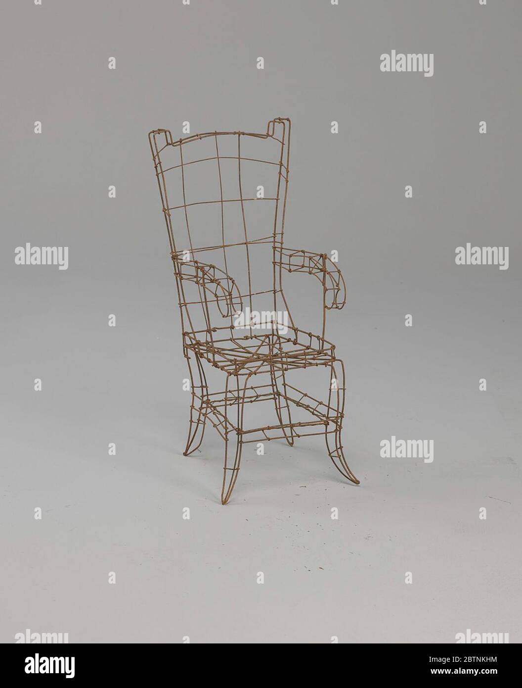 Poltrona con telaio a filo piccola. Alcuni dei disegni più popolari nei fiori funebri alla fine del diciannovesimo secolo erano quelli che hanno fatto appello al sentimentalismo del periodo. Questi disegni di cornice di fiore erano sia più decorativi che più personali nei loro riferimenti. Foto Stock