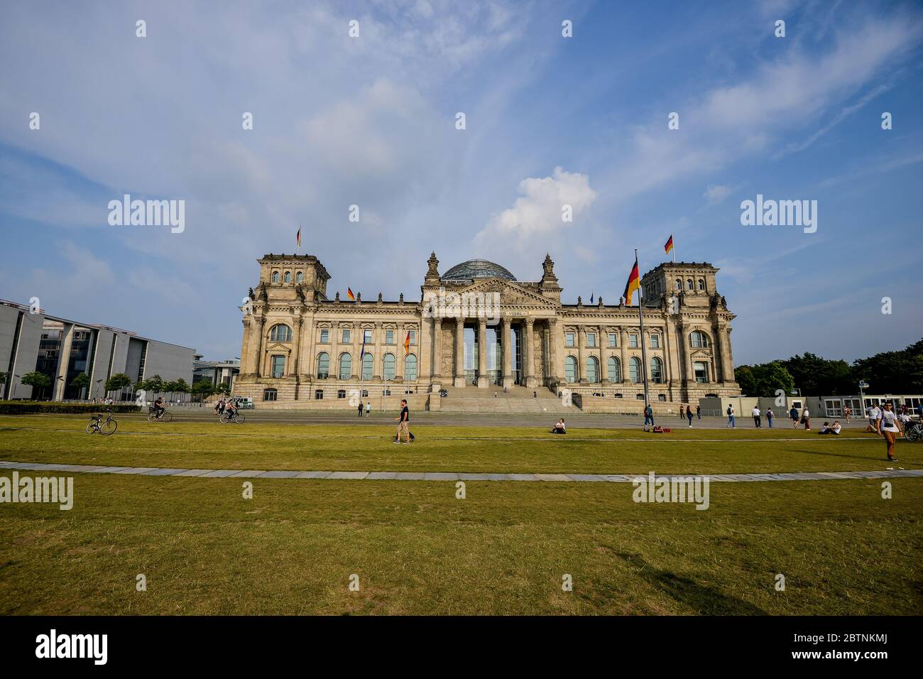 Vita cittadina della città con il famoso edificio Reichstag. 19 agosto 2015, Berlino, Germania Foto Stock