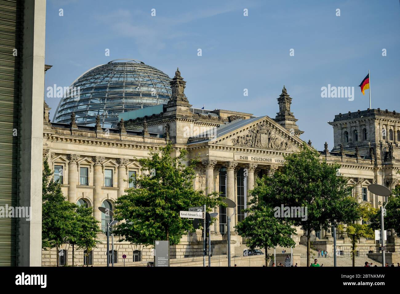 Vita cittadina della città con il famoso edificio Reichstag. 19 agosto 2015, Berlino, Germania Foto Stock