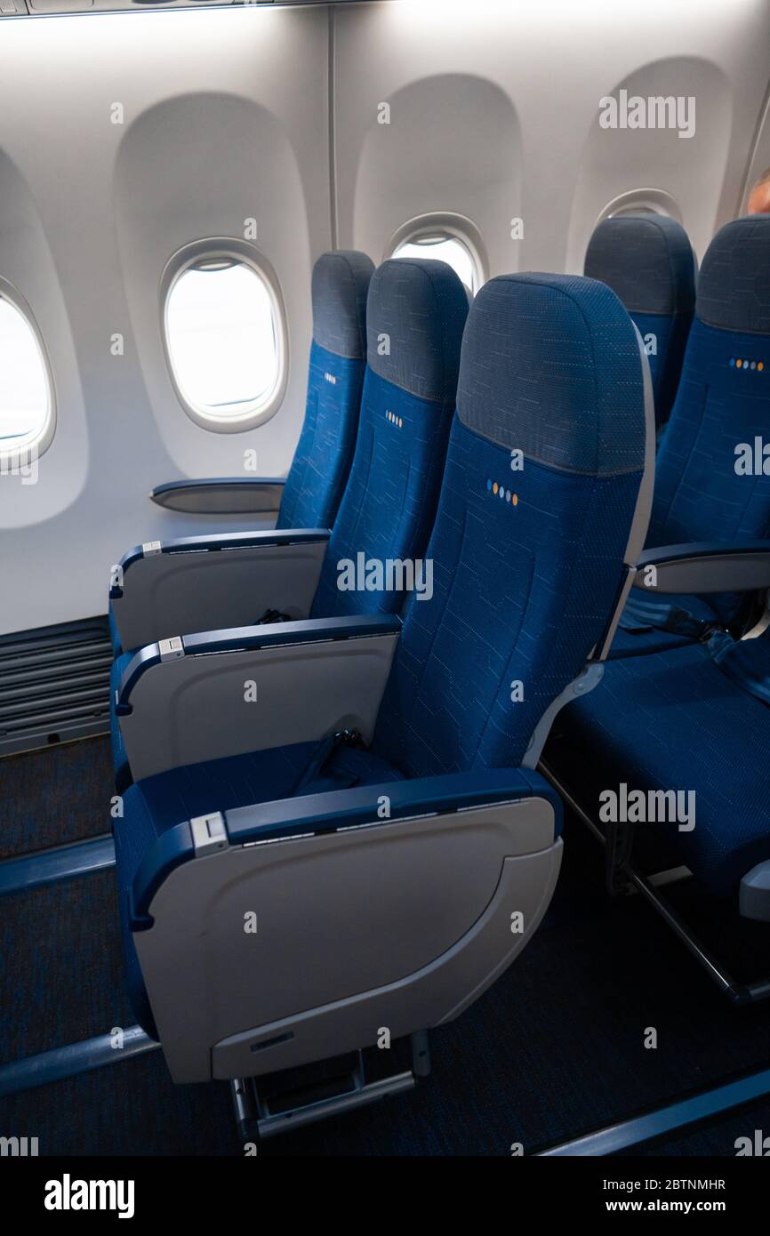 L'interno dell'aeromobile. Cabina vuota dell'aereo. File di sedili  passeggeri con schermi nei poggiatesta Foto stock - Alamy