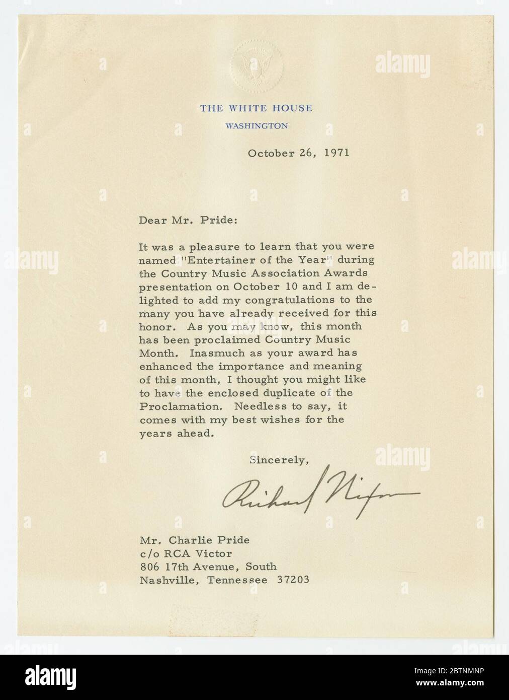 Lettera a Charley Pride di Richard Nixon. Lettera di Richard Nixon a Charley Pride in occasione del primo intrattenitore dell'anno da parte della Country Music Association. La lettera è scritta su carta intestata White House con un sigillo in rilievo nella parte superiore. È firmato da Richard Nixon in inchiostro nero. Foto Stock