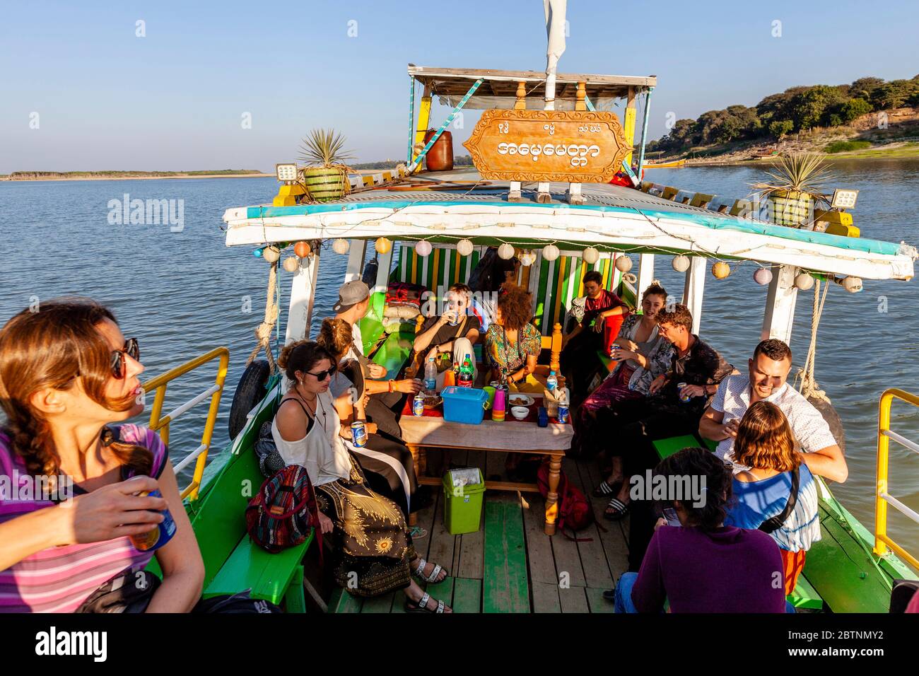 Turisti su UNA crociera in barca al tramonto sul fiume Irrawaddy, (Ayeyarwady), Bagan, Mandalay Regione, Myanmar. Foto Stock