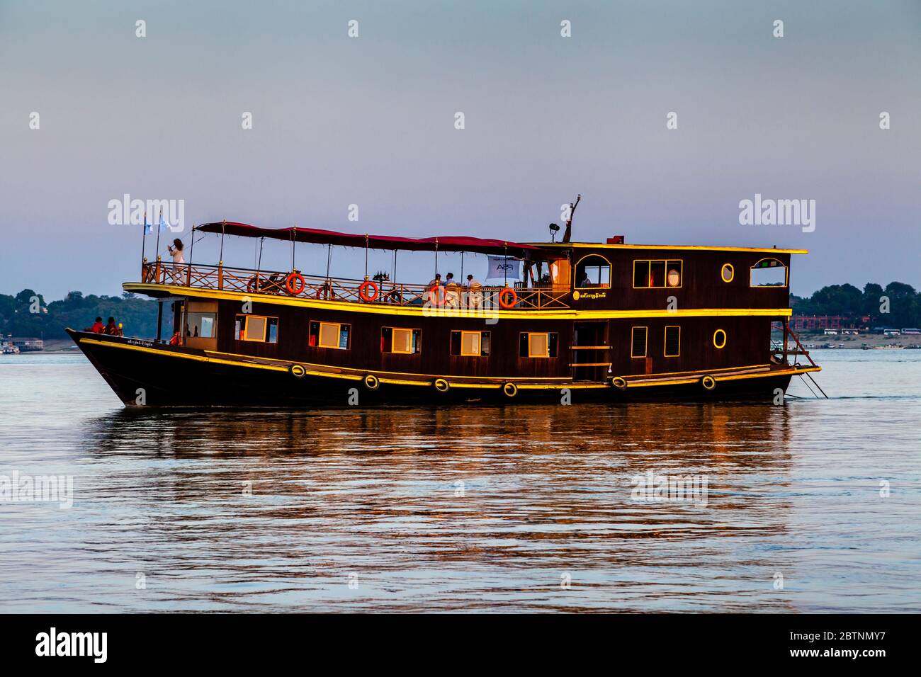 Turisti su UNA crociera in barca al tramonto sul fiume Irrawaddy, (Ayeyarwady), Bagan, Mandalay Regione, Myanmar. Foto Stock