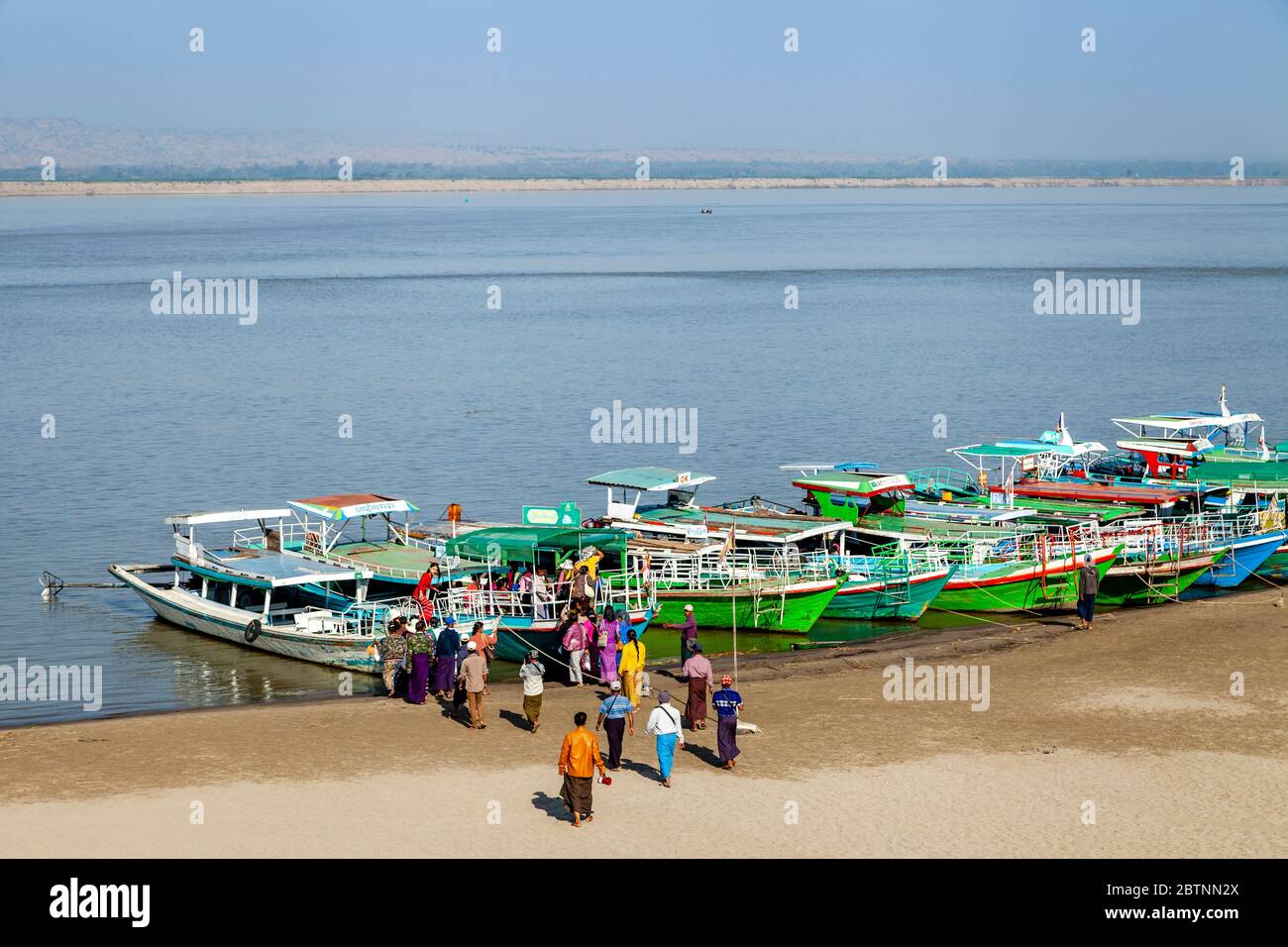 Turisti nazionali imbarco DI UN giro in barca sul fiume Irrawaddy, (Ayeyarwady), Bagan, Regione Mandalay, Myanmar. Foto Stock