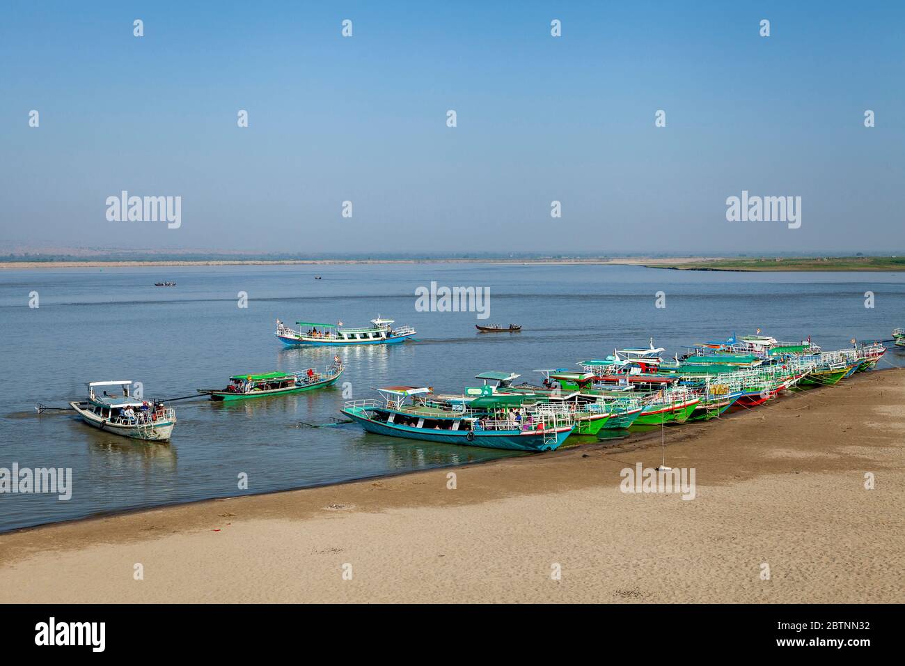 Tour Boats sul fiume Irrawaddy, (Ayeyarwady), Bagan, Mandalay Regione, Myanmar. Foto Stock