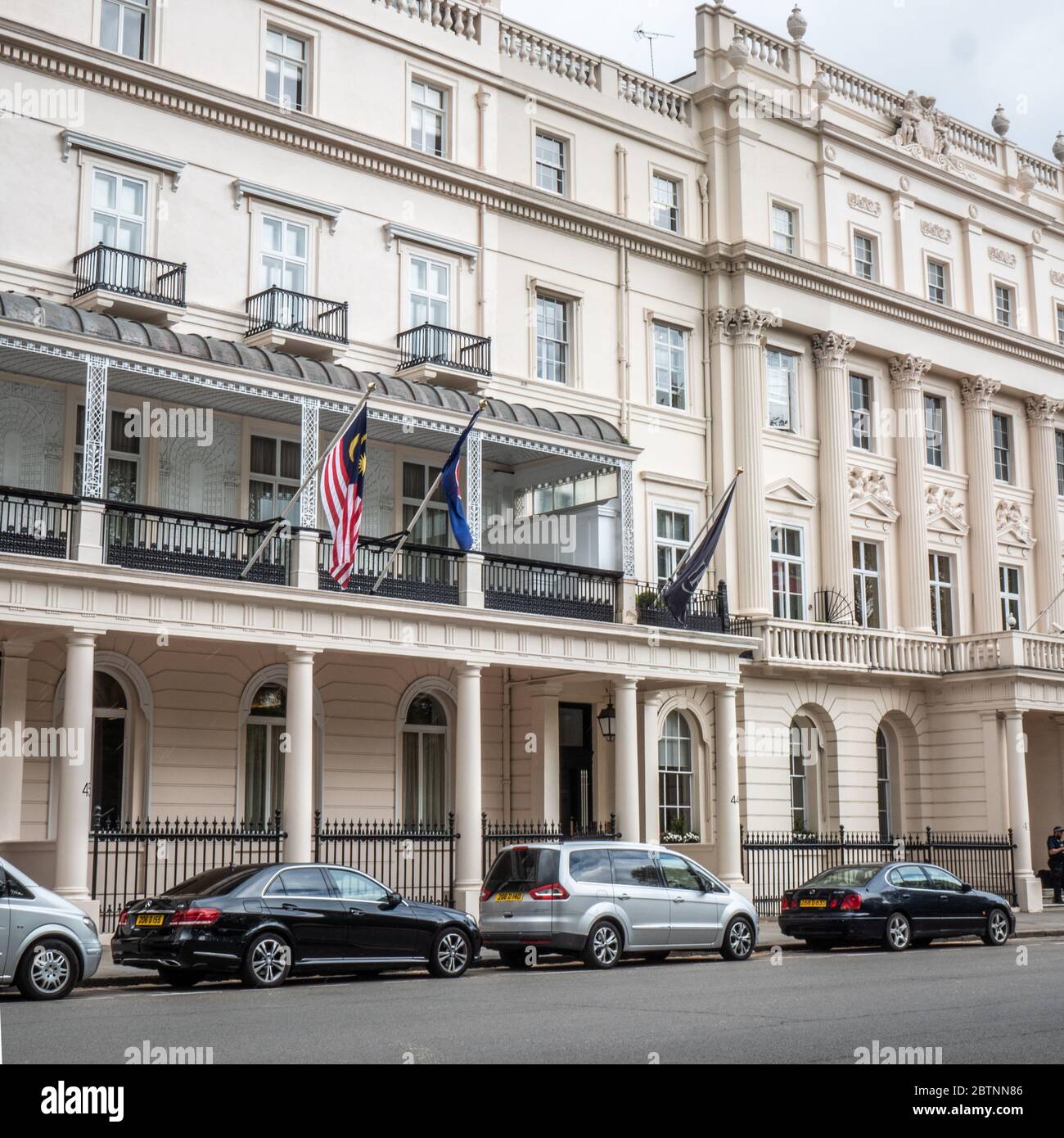 L'ingresso e la façade alla High Commission Malese a Londra, Belgravia, un quartiere con un'alta concentrazione di ambasciate. Foto Stock