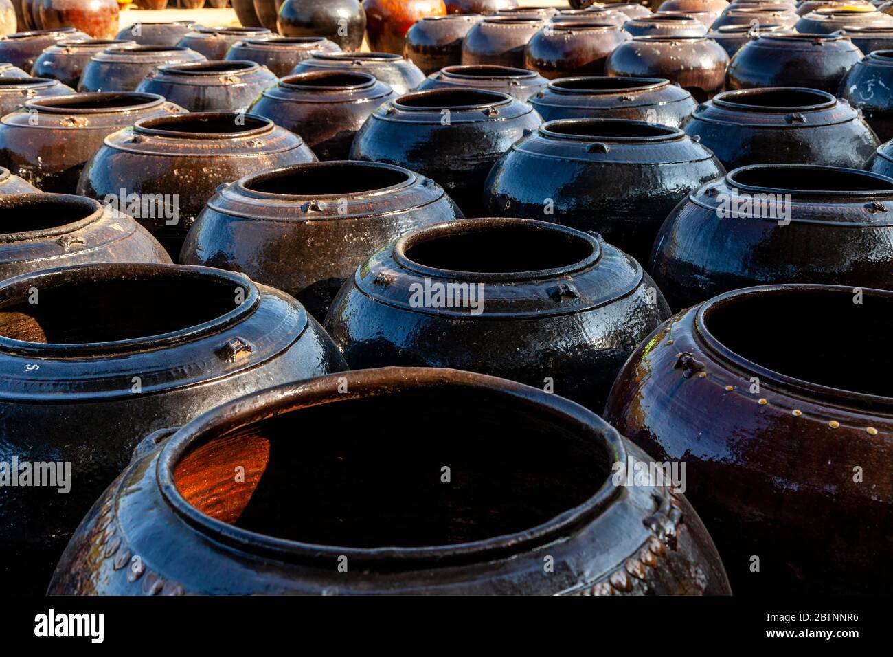 Grandi Pot in ceramica per stoccaggio fuori Ananda Temple, Bagan, Regione Mandalay, Myanmar. Foto Stock
