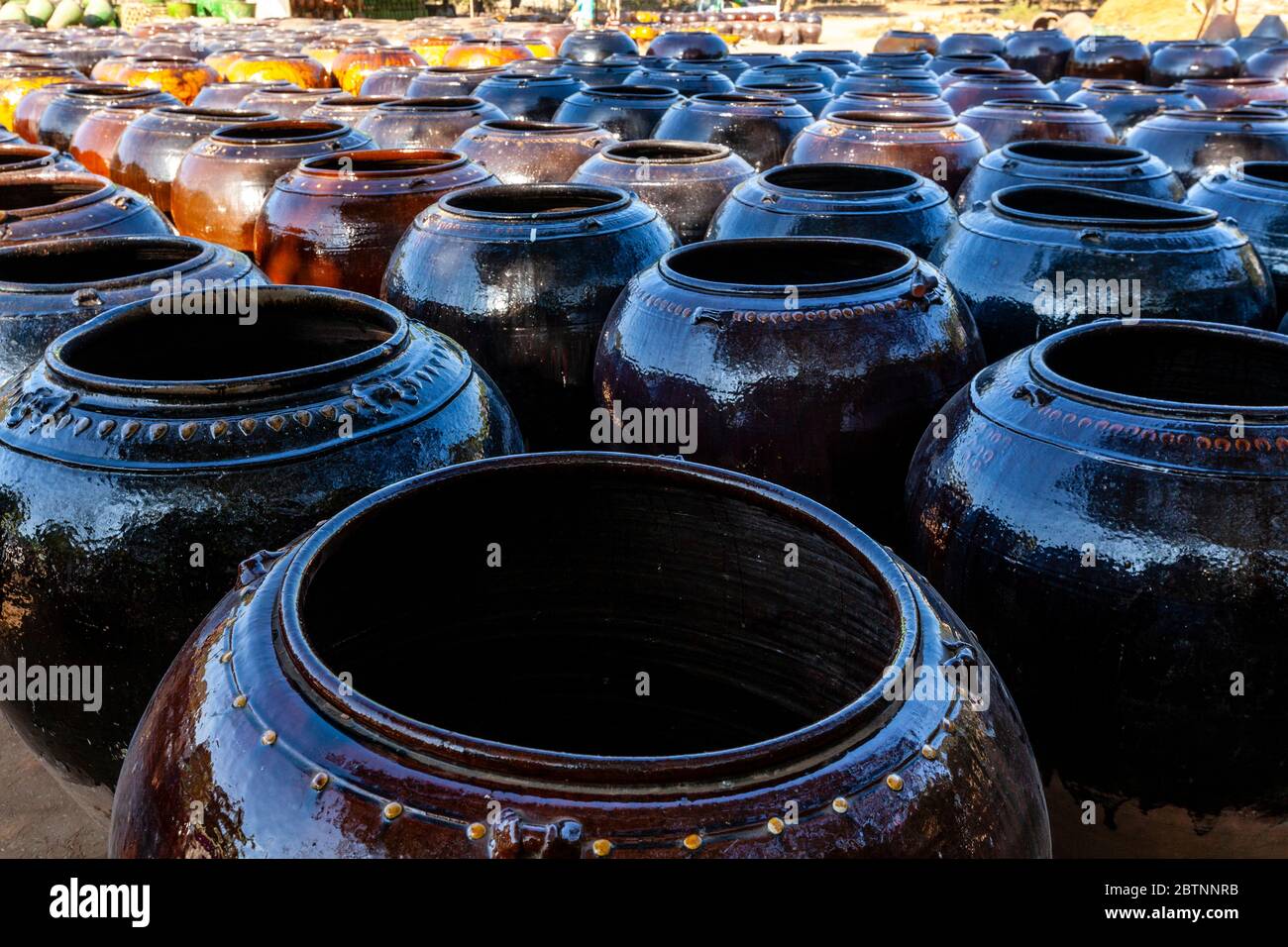 Grandi Pot in ceramica per stoccaggio fuori Ananda Temple, Bagan, Regione Mandalay, Myanmar. Foto Stock