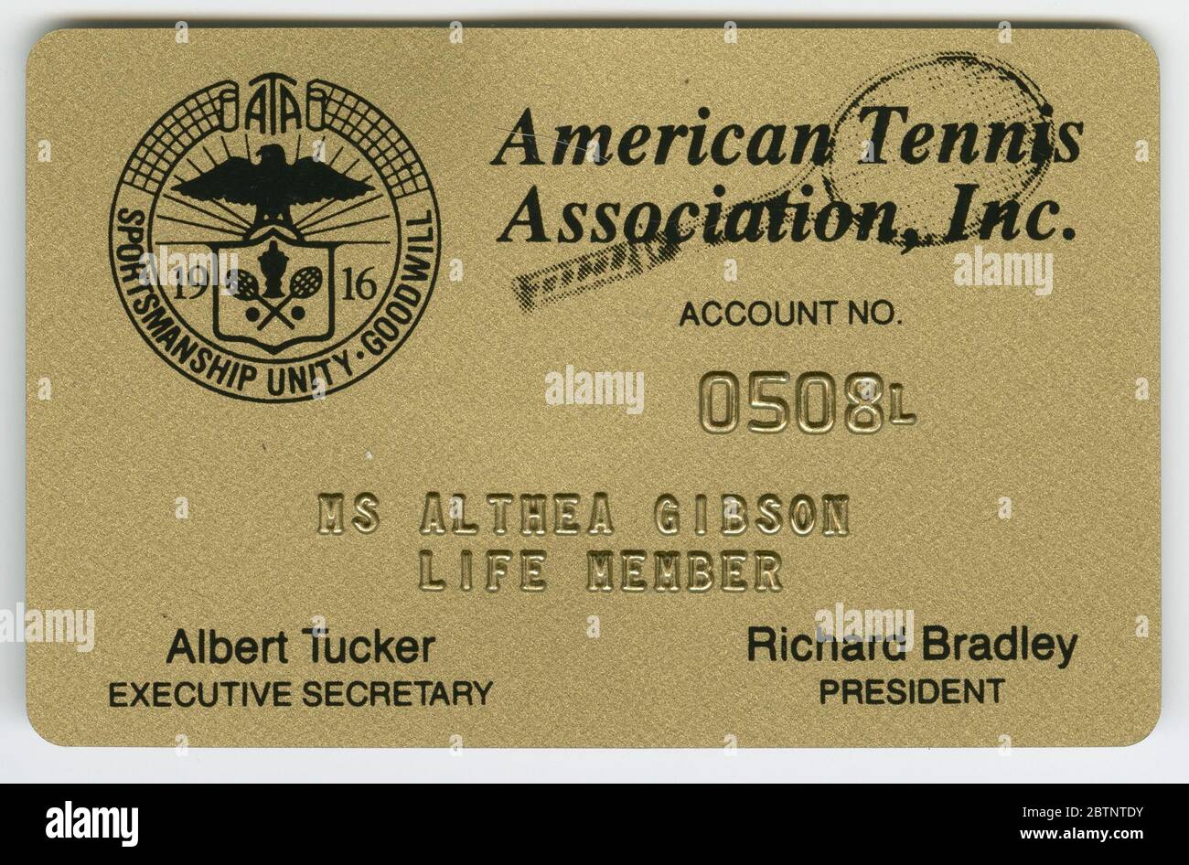 Tessera di iscrizione all'American Tennis Association per Althea Gibson. Una tessera di iscrizione a vita dell'American Tennis Association di proprietà di Althea Gibson. La carta è oro con caratteri neri. Il logo American Tennis Association si trova nell'angolo in alto a destra. Scritto sulla parte superiore della carta è "American Tennis / Association, Inc. / CONTO N. Foto Stock