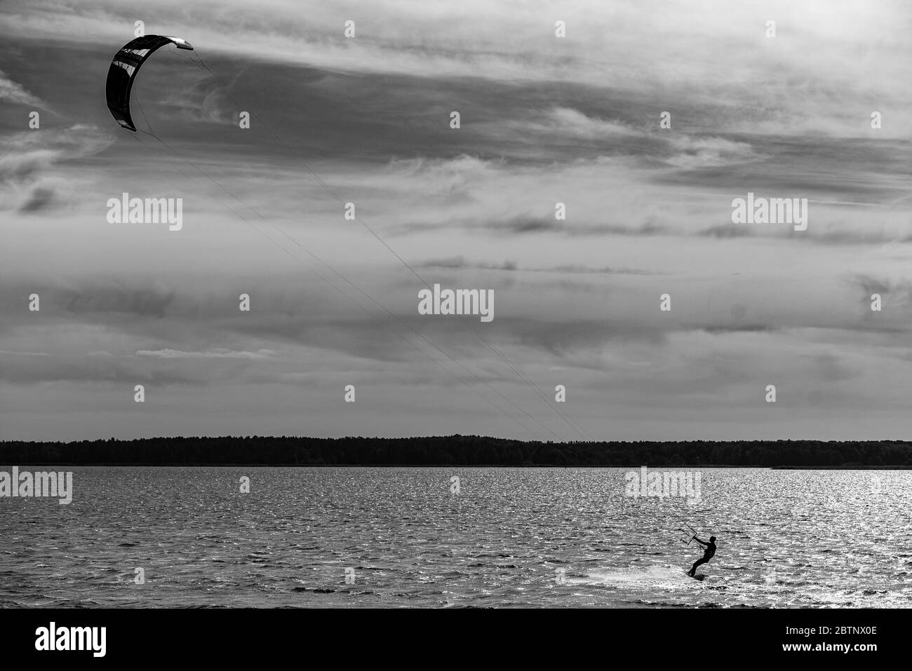 Atleti di kitesurf sul lago, foto in bianco e nero. Foto Stock