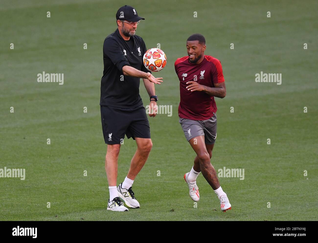 MADRID, SPAGNA - 31 MAGGIO 2019: Jurgen Kloppen (L) e Georginio Wijnaldum di Liverpool (R), manager di Liverpool, hanno ritratto durante una sessione di allenamento tenuta un giorno prima della finale della UEFA Champions League 2018/19 tra Tottenham Hotspur (Inghilterra) e Liverpool FC (Inghilterra) a Wanda Metropolitano. Foto Stock