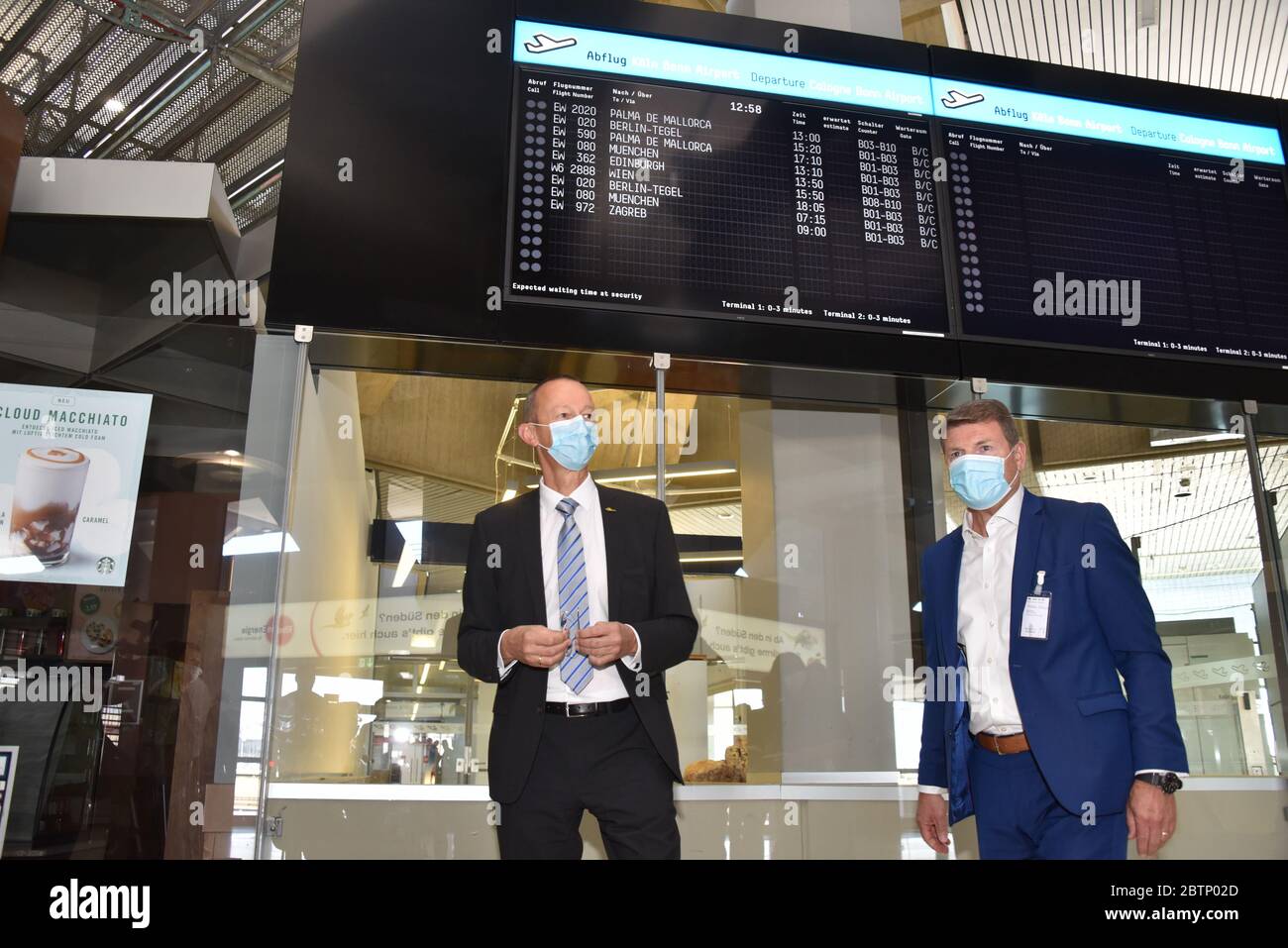 Colonia, Germania. 27 maggio 2020. Johan Vanneste (l), amministratore delegato dell'aeroporto di Colonia/Bonn, e Jens Bischof, amministratore delegato di Eurowings, indossando maschere durante la presentazione del concetto di sicurezza all'aeroporto di Colonia/Bonn - Safe in Corona Times. Credit: Horst Galuschka/dpa/Alamy Live News Foto Stock