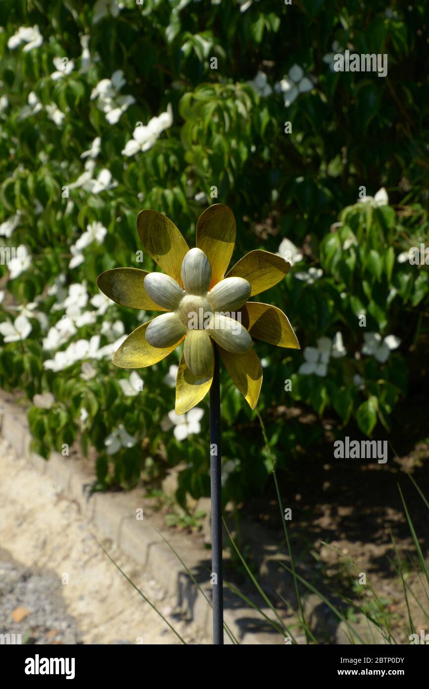 mulino a vento in metallo ornamento giardino in stile retrò Foto Stock