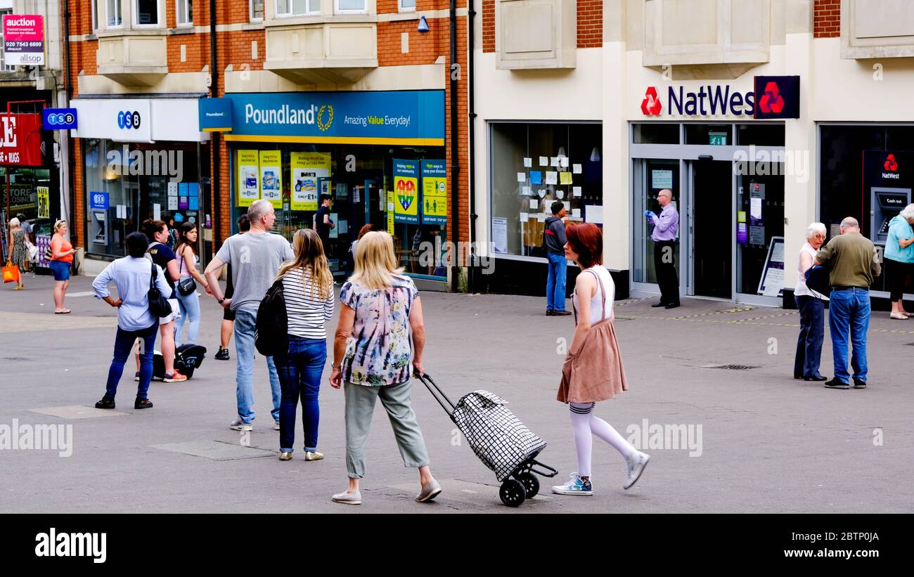 Una coda di persone fuori Poundland Discount Store a South london durante il Coronavirus Pandemic Foto Stock