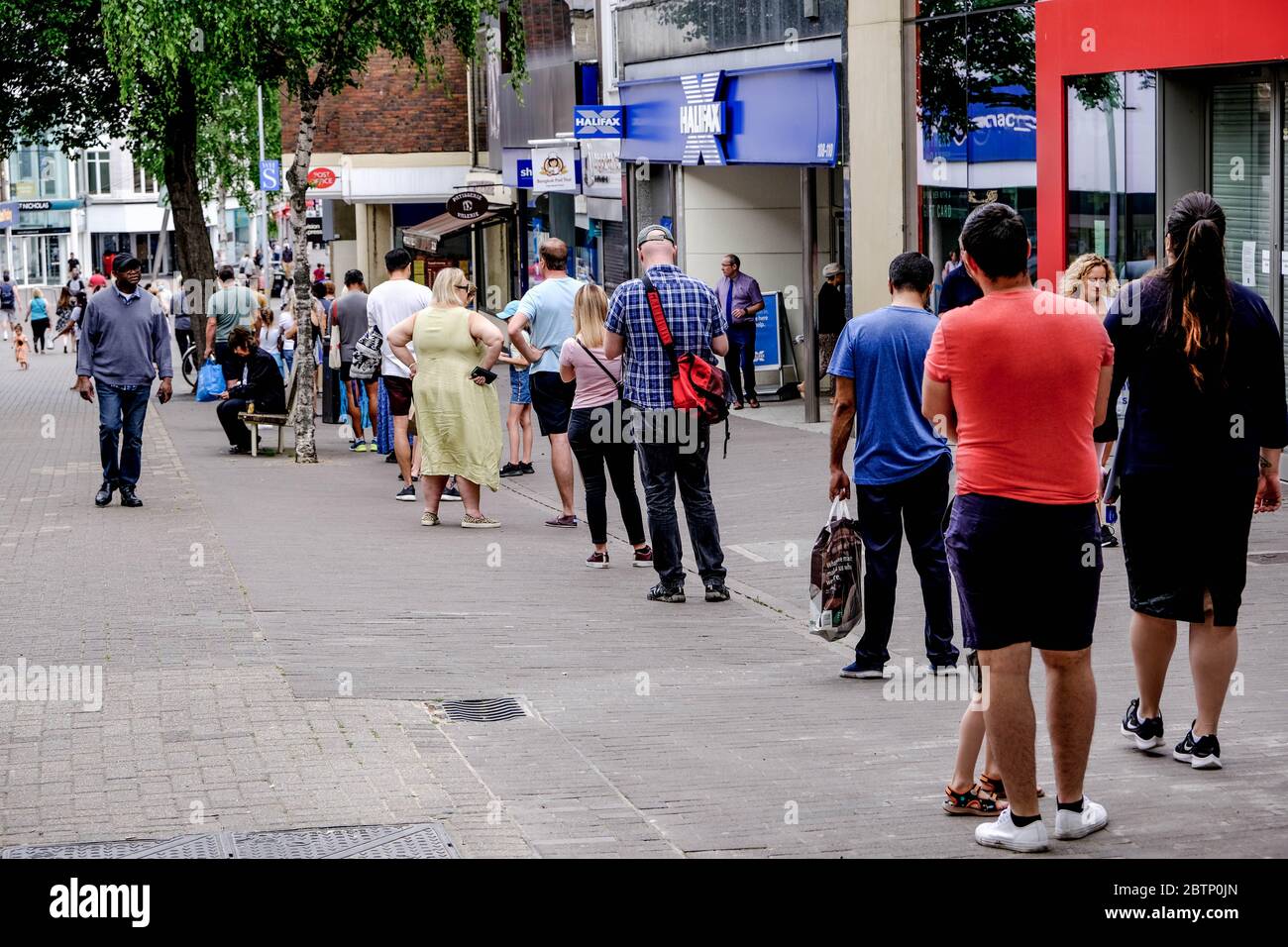 Persone in coda in linea per il loro ufficio postale locale di High Street a Londra del sud durante il coronavirus Pandemic Foto Stock