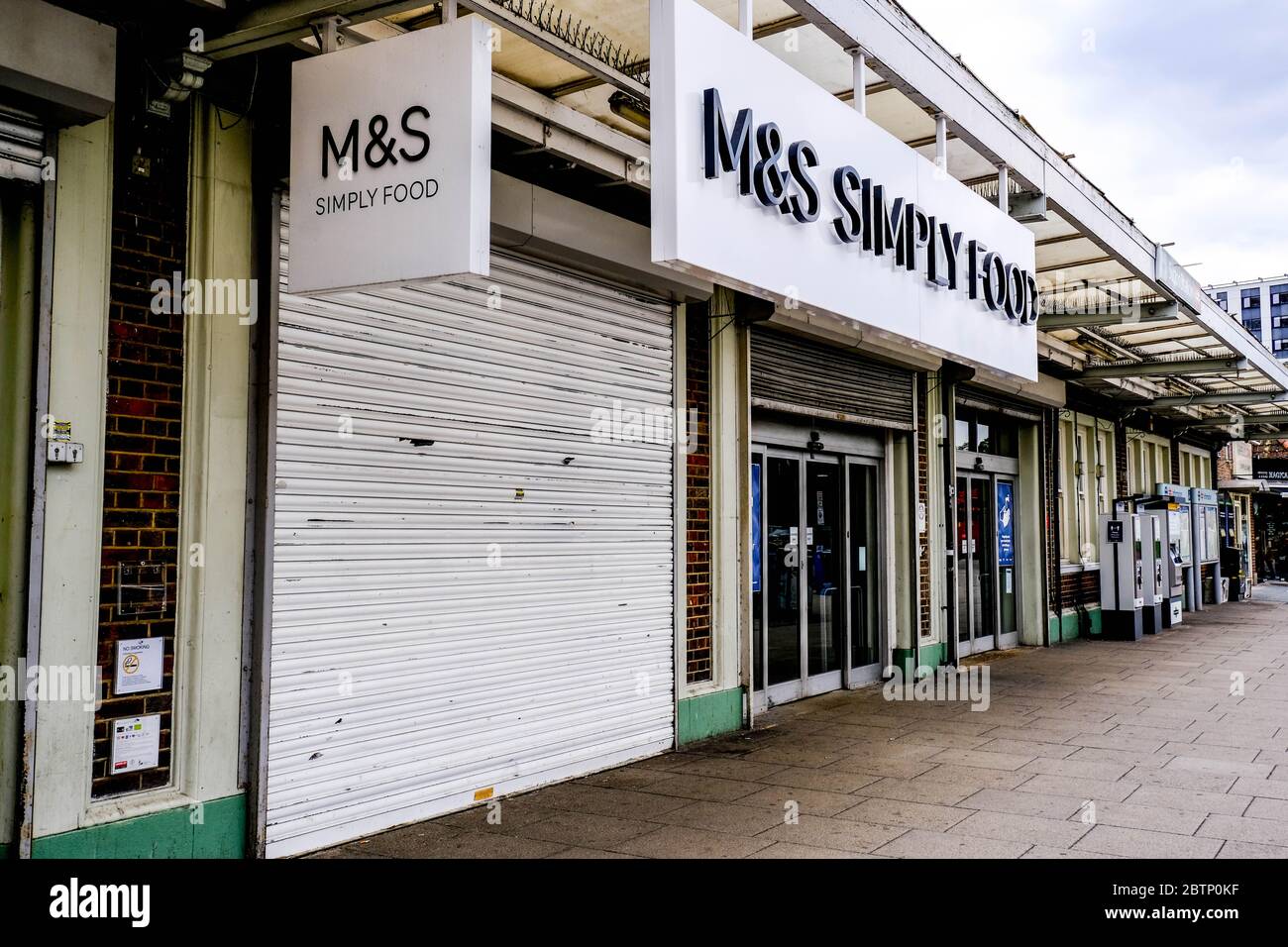 M&S Food Hall presso la Sutton Station South London, chiusa a causa della Coronavirus Lockdown 2020 Foto Stock