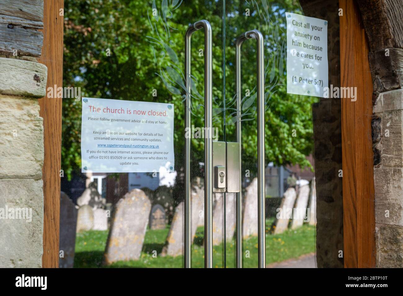 Un cartello chiuso su una porta della chiesa durante il blocco Covid-19 Coronavirus Pandemic a Rustington, West Sussex, UK. Foto Stock