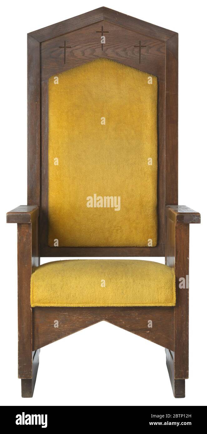 Cattedra di Pastori della prima Chiesa Episcopale Metodista Africana di Los Angeles. Sedia in legno marrone scuro con schienale e cuscini gialli. Tre croci sono incise sulla parte superiore della sedia. Il retro della sedia è coerente nel design con l'arco della chiesa, il podio, e le finestre. Foto Stock