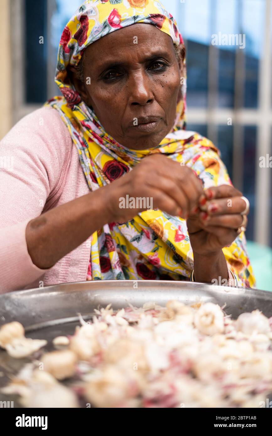 Ritratto di donna musulmana che tratta cibo nel mercato di Bati, Amhara Regione, Oromia, Etiopia, Africa Foto Stock