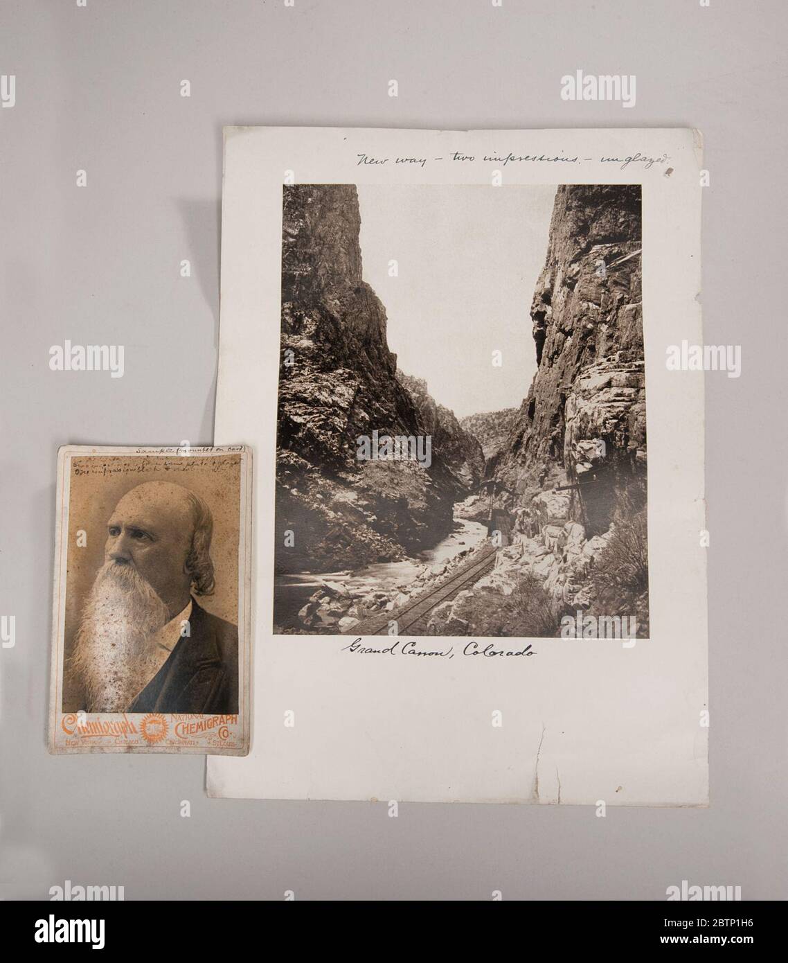 Modello di brevetto per la stampa di lastre fotomeccaniche. Questo modello di brevetto dimostra un'invenzione per metodi per fare stampe fotomeccaniche o altre stampe assomigliare a fotografie originali. Foto Stock Modello di brevetto per la stampa di lastre fotomeccaniche. Questo modello di brevetto dimostra un'invenzione per metodi per fare stampe fotomeccaniche o altre stampe assomigliare a fotografie originali. Foto Stock