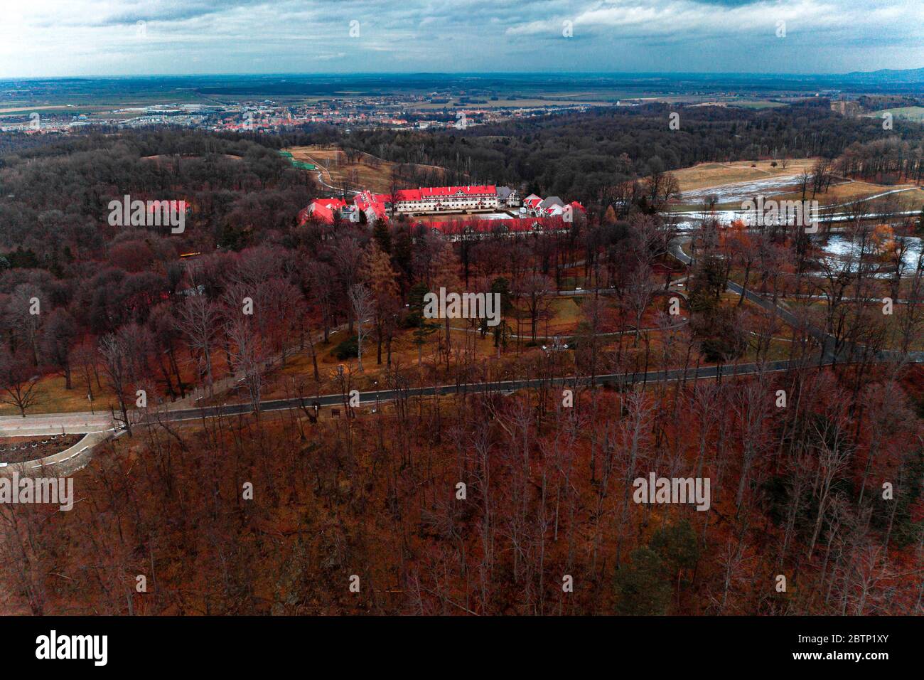 Maestoso castello di ksiaz in Polonia durante l'autunno freddo vista dall'alto nuovo. Swidnica, Polonia - Gennaio 29 2020 Foto Stock