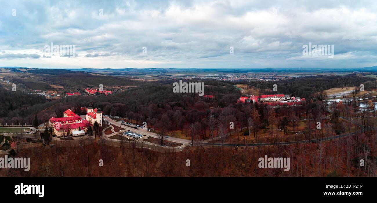 Walbrzych, Polonia - 29 gennaio 2020: Castello di Ksiaz, situato in una foresta su una collina nella zona di Walbrzych, Polonia, vista barocca del castello fu rimbuil Foto Stock