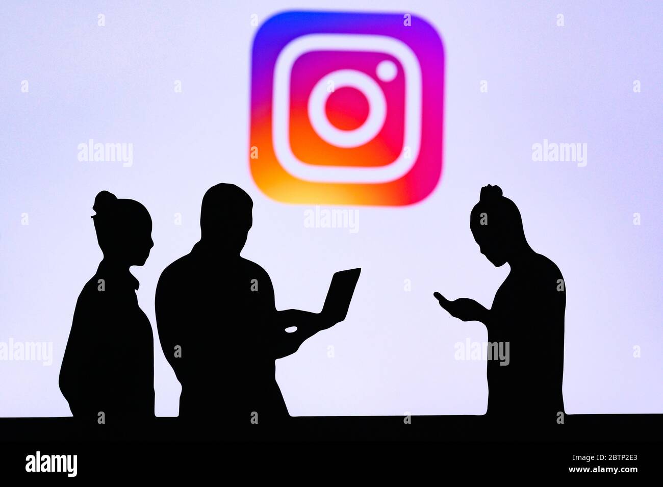 NEW YORK, STATI UNITI, 25. MAGGIO 2020: Servizio di social network Instagram per la condivisione di foto e video gruppi di persone in viaggio di lavoro che si scambiano messaggi sul telefono cellulare, logo aziendale o Foto Stock