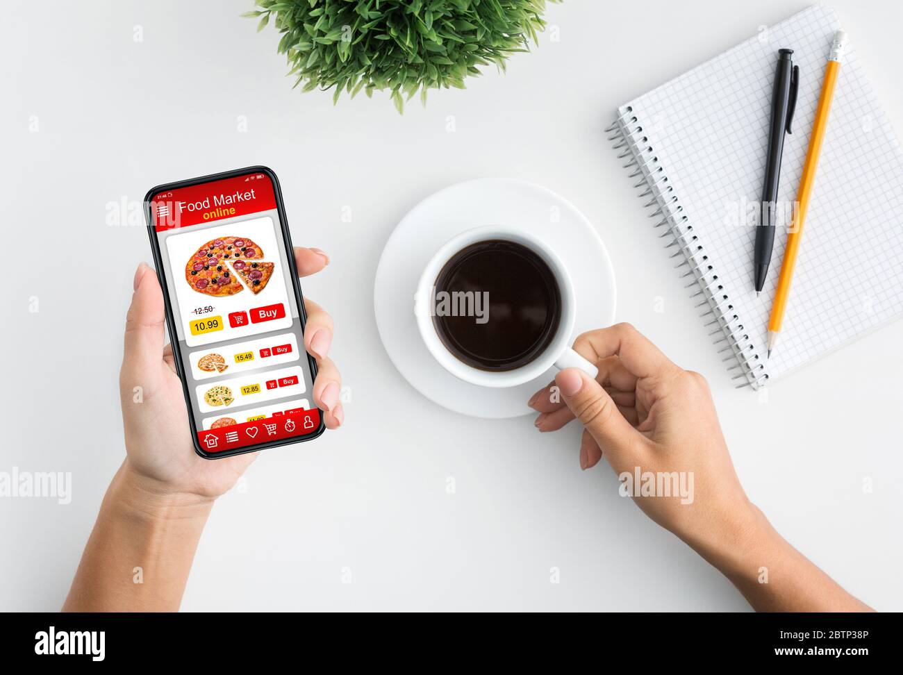 Scegliere la pizza sull'app per cellulari. Fare ordine di consegna della pizza Foto Stock