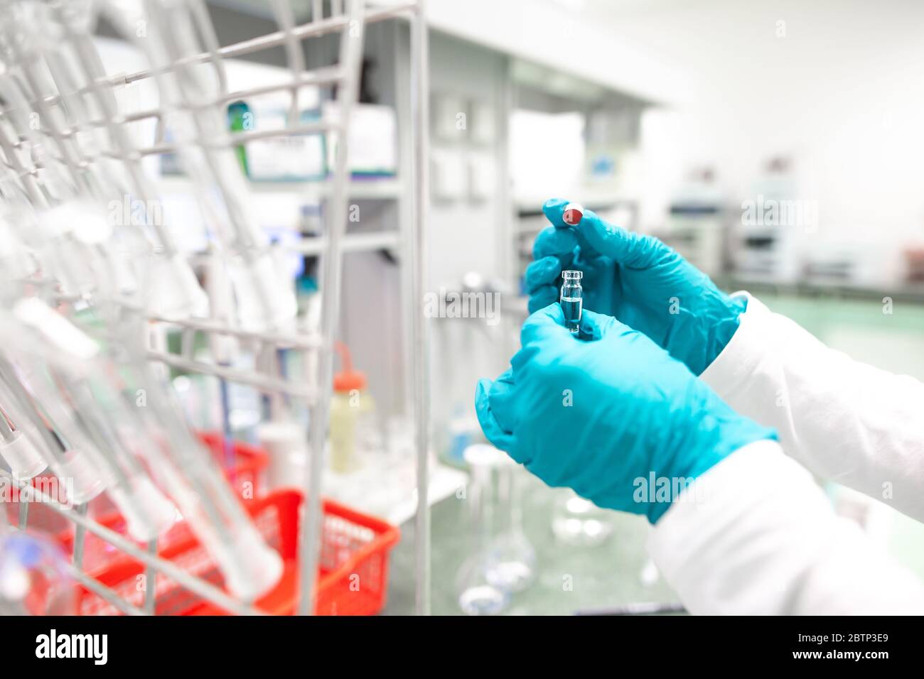 Donna ricercatrice che svolge ricerche scientifiche in un laboratorio di chimica, sviluppo di farmaci Foto Stock