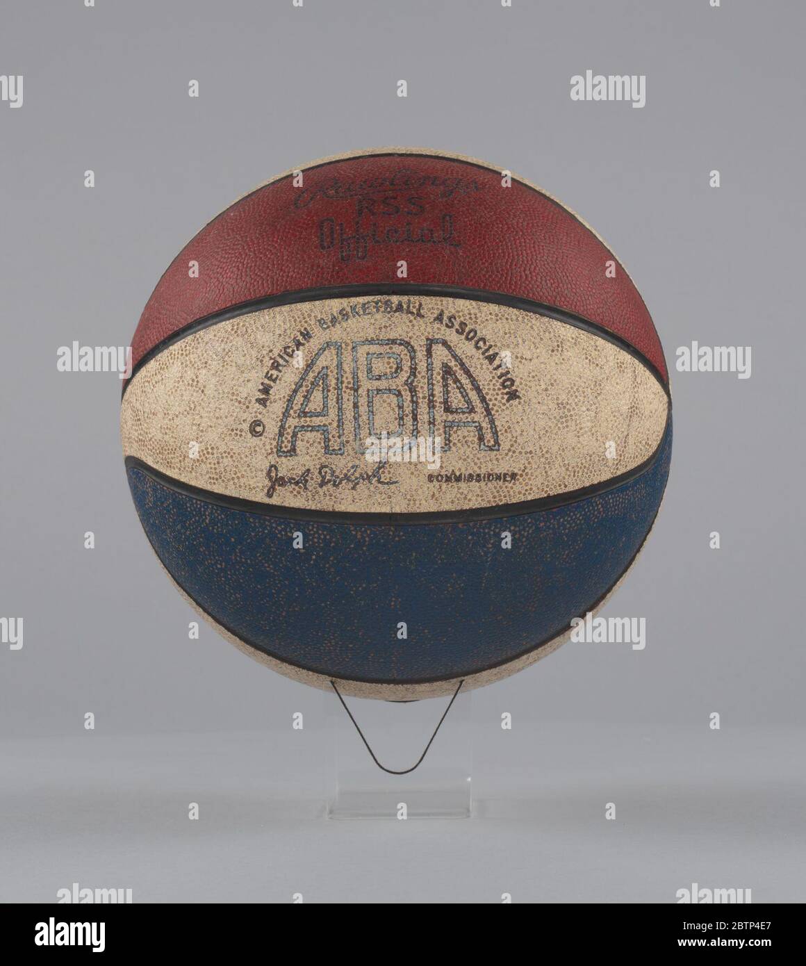 Basket utilizzato nei giochi American Basketball Association. Un gioco di basket ABA rosso, bianco e blu usato da Rawlings. Su una delle sezioni bianche è stampato in nero [AMERICAN BASKETBALL ASSOCIATION / ABA / Jack Dolph COMMISSIONER]. Sulla sezione rossa sopra è stampato [Rawlings / RSS / ufficiale]. Foto Stock