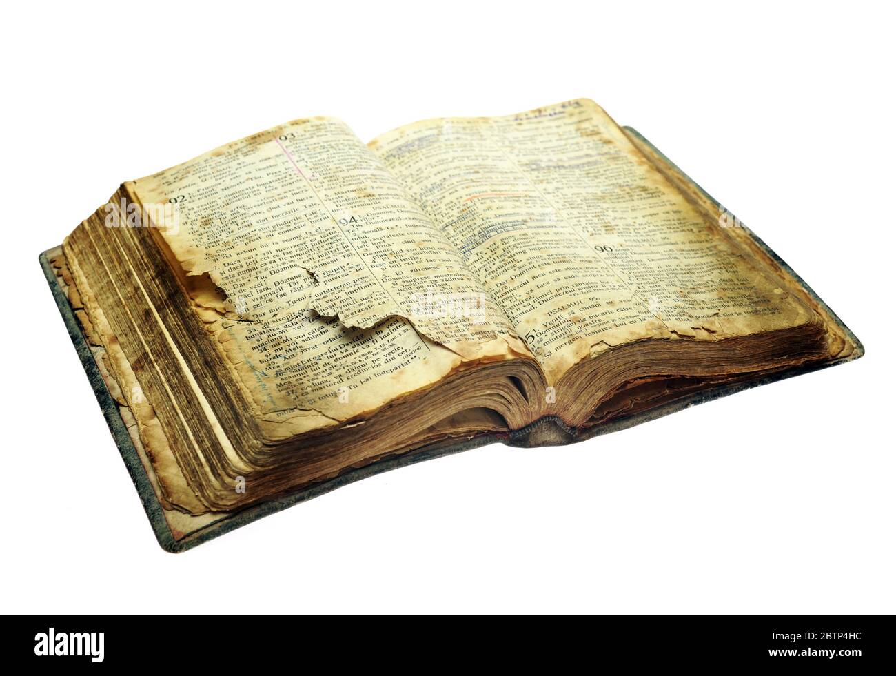 Libro biblico molto vecchio aperto isolato su bianco Foto Stock
