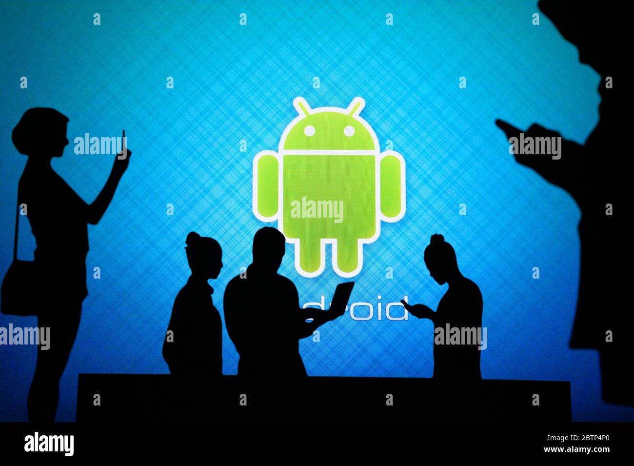 NEW YORK, STATI UNITI, 25. MAGGIO 2020: Sistema operativo mobile Android Gruppo di persone in viaggio d'affari chat su telefono cellulare e laptop. Logo aziendale sullo schermo a ritroso Foto Stock