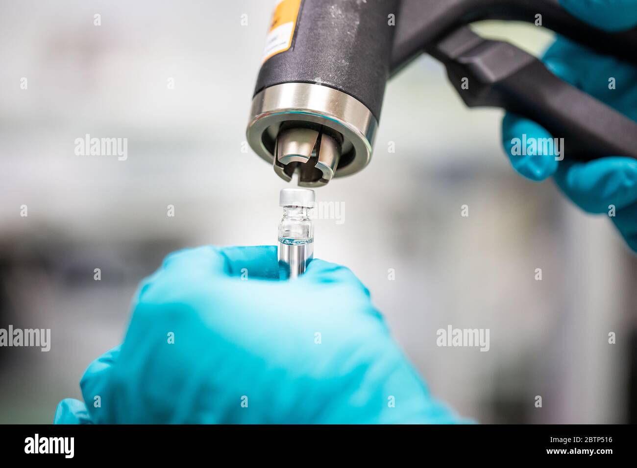 Donna ricercatrice che svolge ricerche scientifiche in un laboratorio di chimica, sviluppo di farmaci Foto Stock