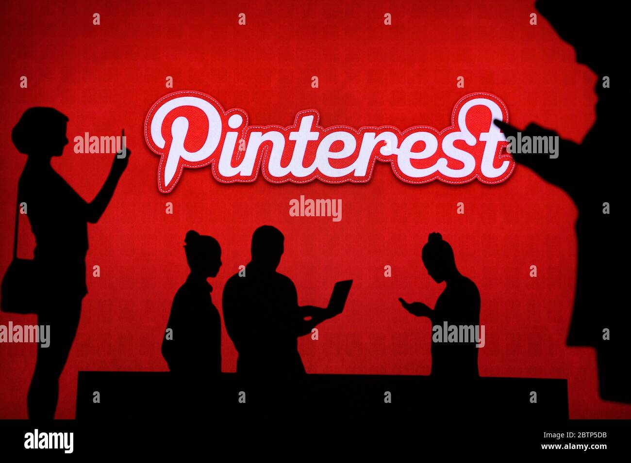 NEW YORK, STATI UNITI, 25. MAGGIO 2020: Condivisione di immagini e servizio di social media americano Pinterest Gruppo di persone d'affari chat su cellulare e laptop. Compl Foto Stock