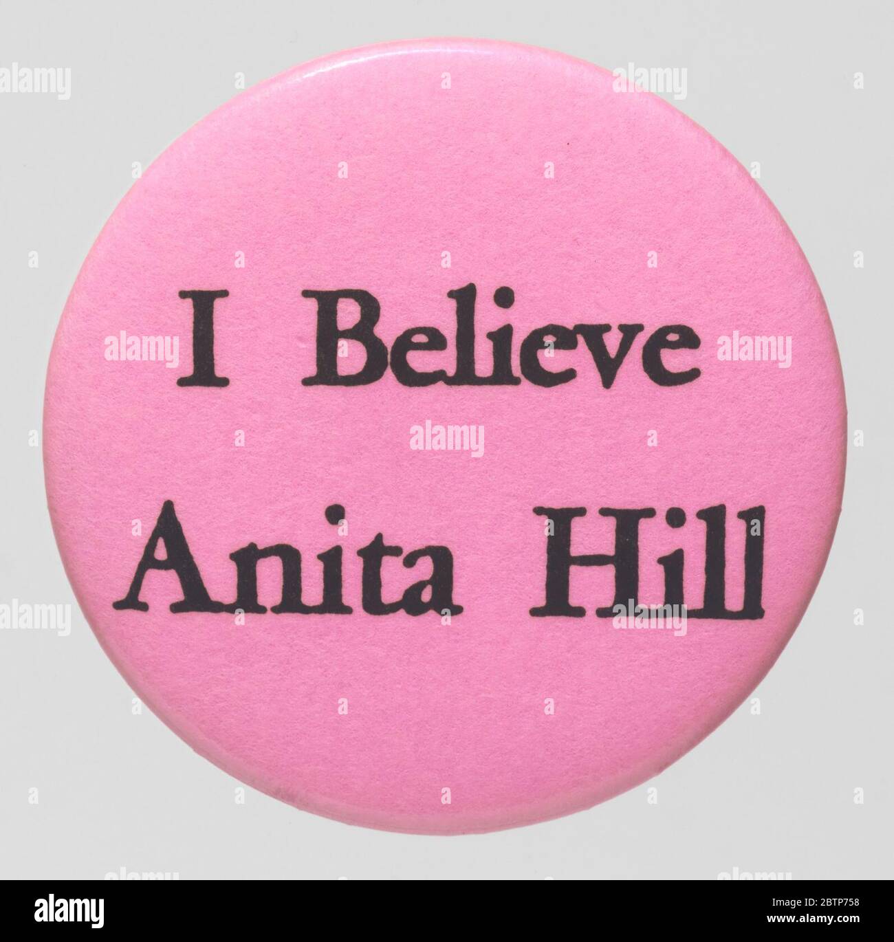Pinback Button con i Believe Anita Hill. Un bottone rotondo rosa con scritta nera che recita: [Credo / Anita Hill]. Foto Stock