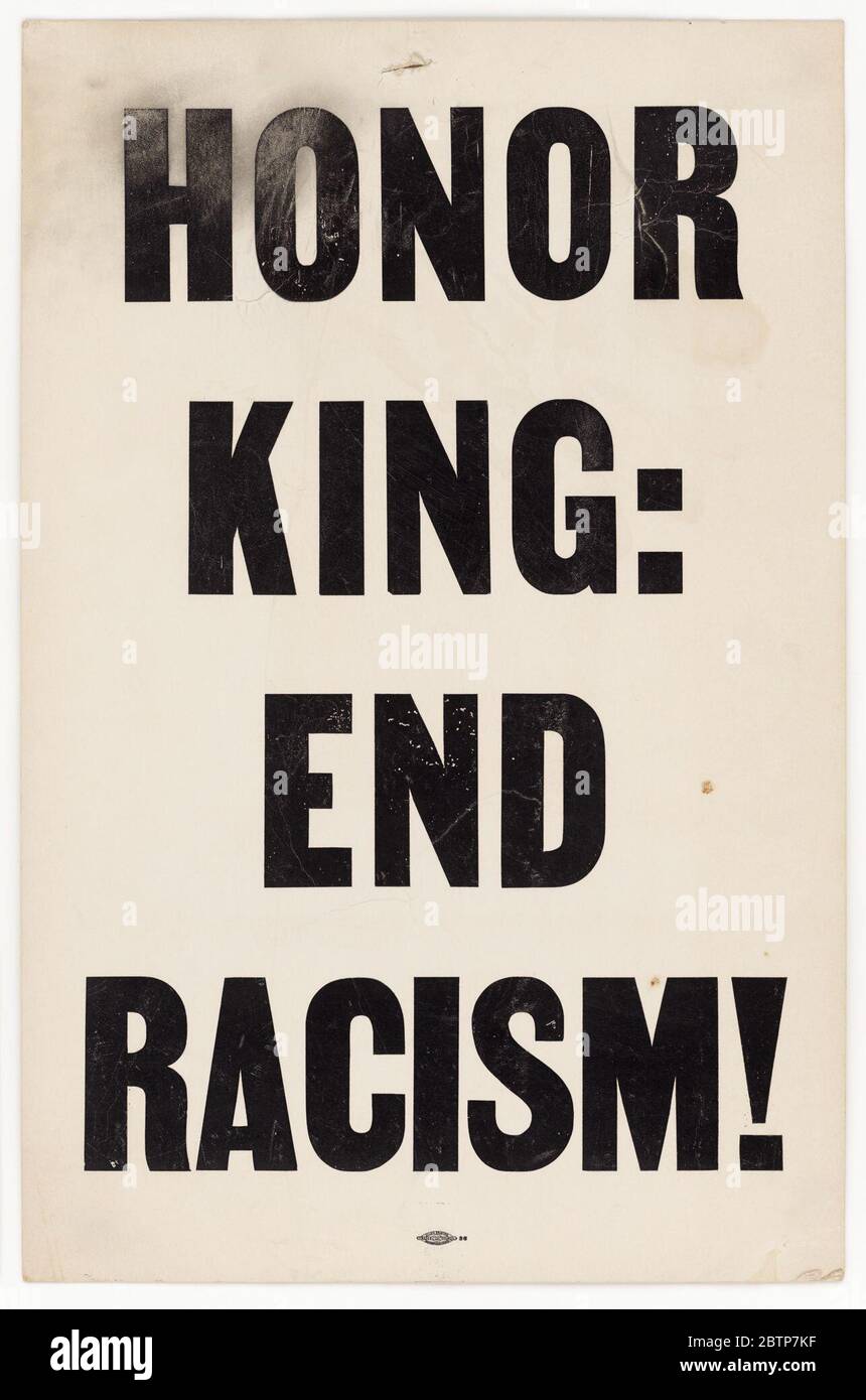 Placard dal memoriale marzo lettura ONORARE RE FINE RAZZISMO. Una targhetta composta da inchiostro nero su cartoncini bianchi (ingiallenti). Il testo recita [ONORE/RE: / FINE/ RAZZISMO!]. Nella parte superiore è presente un piccolo foro dove la targhetta sarebbe stata cucita a legna e portata. Sul retro è presente una serie di numeri scritti a mano sul bordo superiore centrale. Foto Stock