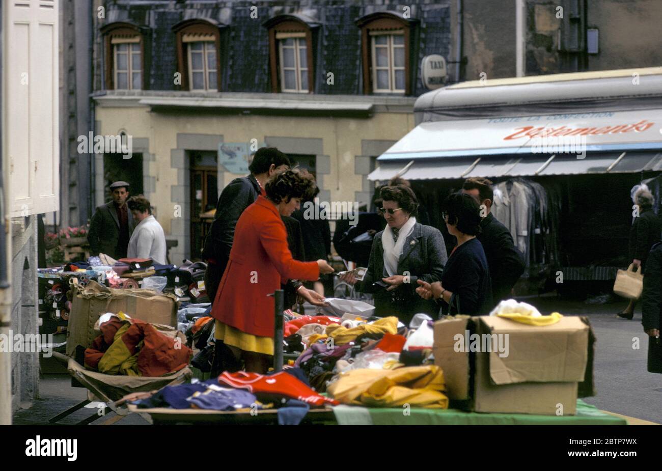 Bancarella di mercato all'aperto che vende vestiti a Beaune, Francia, raffigurata nel 1972 Foto Stock