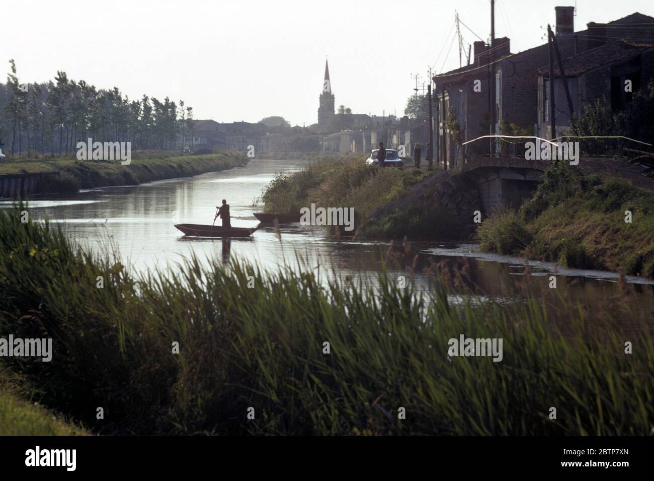 Barca sul fiume Jordanne in Aurillac, Francia nel 1972 Foto Stock