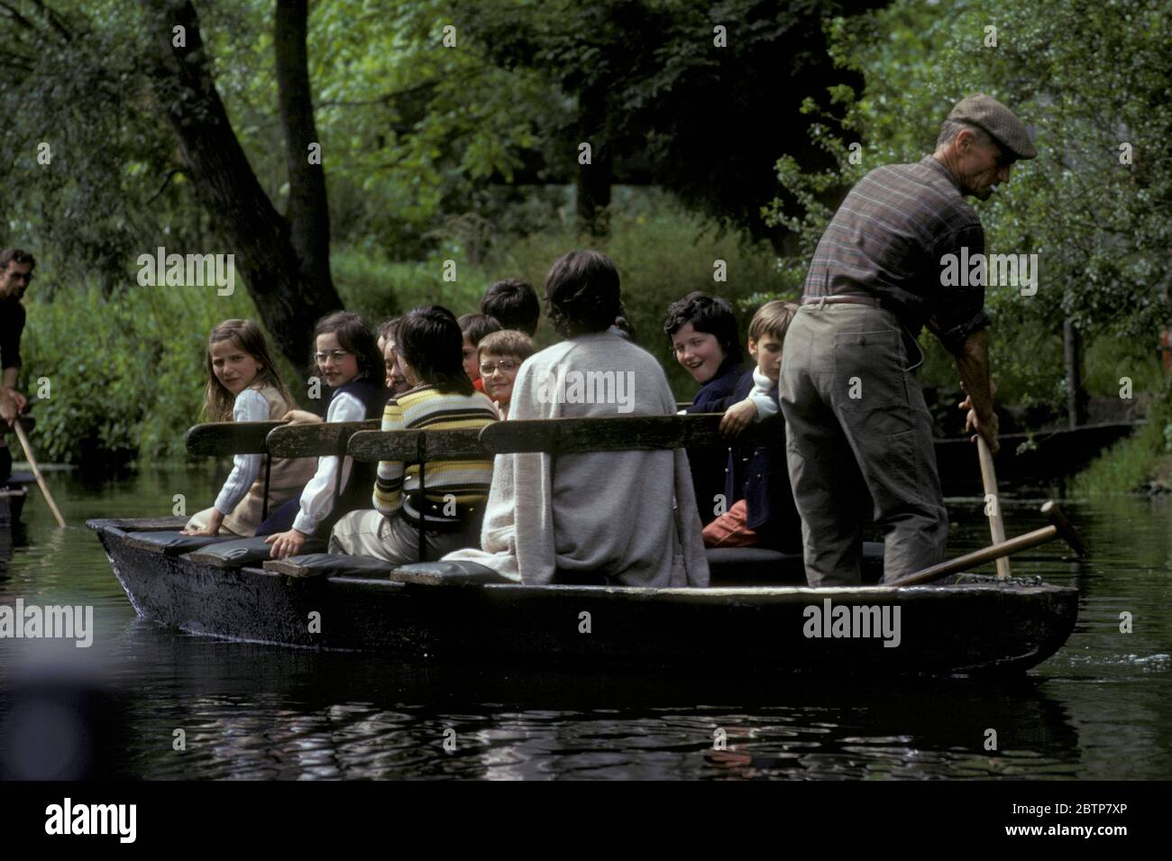 I turisti visitano una barca sul fiume Jordanne ad Aurillac, Francia nel 1972 Foto Stock