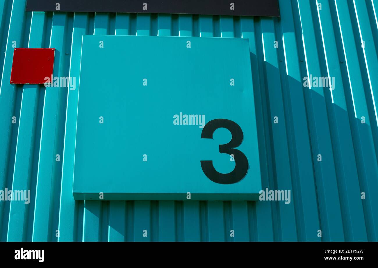 Un numero 3 su un piccolo edificio di fabbrica, Warwick, Regno Unito Foto Stock