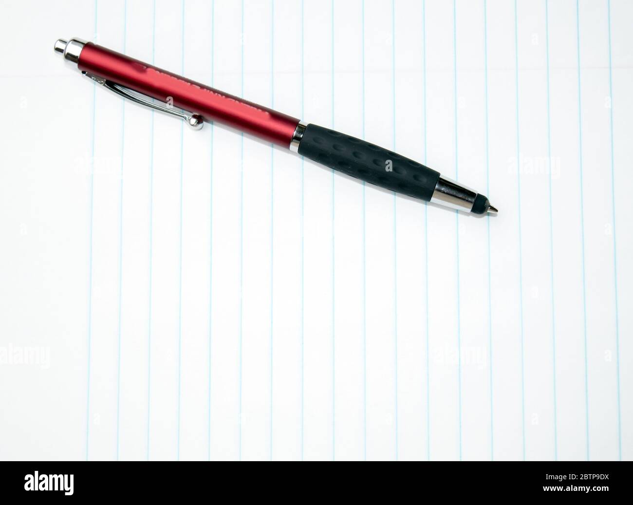 Una penna a inchiostro e la carta per notebook sono pronti per prendere appunti o inserire appunti. Effetto bokeh. Foto Stock