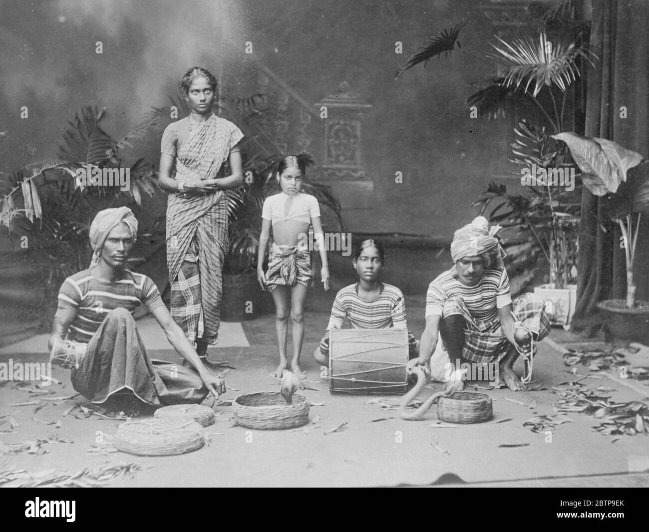 Tipi indiani . Un giocoliere indiano e i suoi assistenti , che danno una mostra di serpente affascinante . 1925 Foto Stock