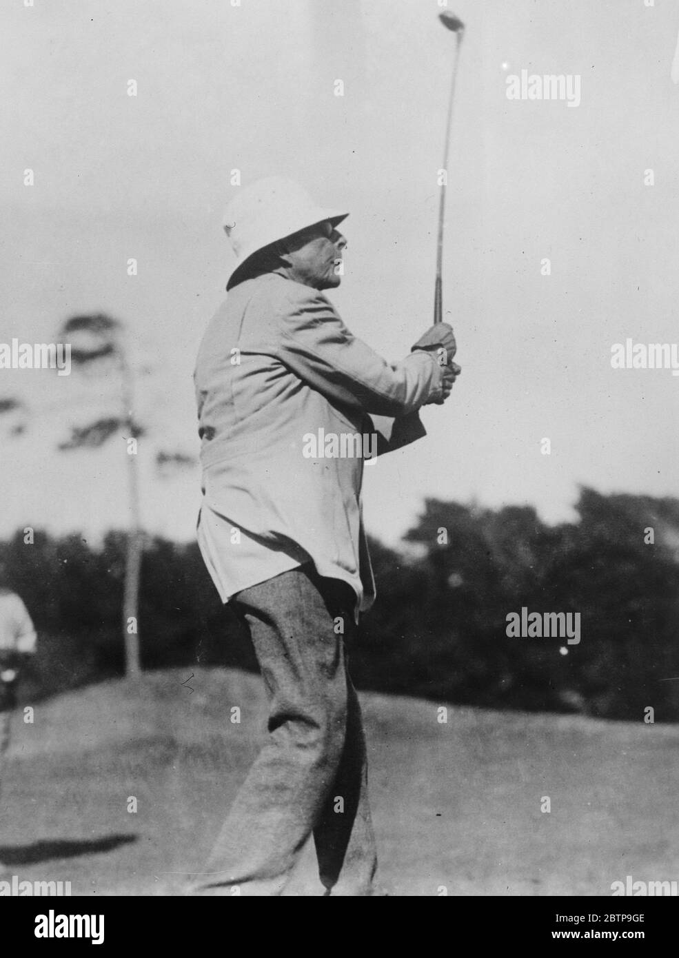 Il Re del petrolio al golf. Il signor J D Rockefeller guardava il volo della sua palla dopo una vigorosa guida sui collegamenti di golf a Ormond Beach, Florida. 23 dicembre 1926 Foto Stock