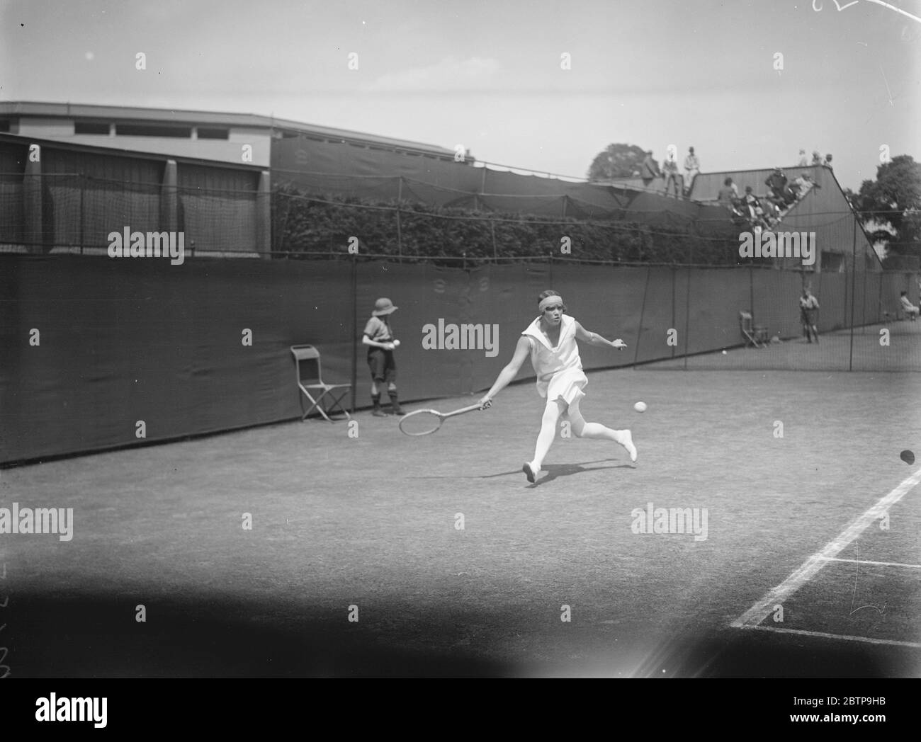 Tennis in prato a Wimbledon . La sig.na Goldsack in gioco . 22 giugno 1927 Foto Stock