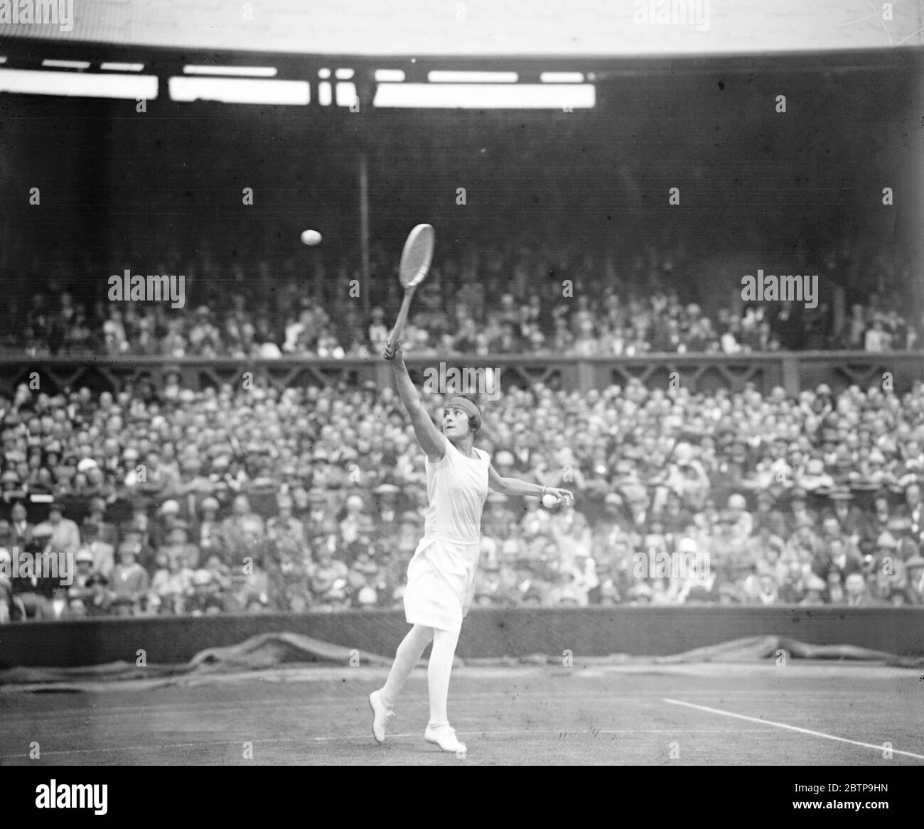 Tennis in prato a Wimbledon . Senorita d'Alvarez in gioco . 30 giugno 1927 Foto Stock