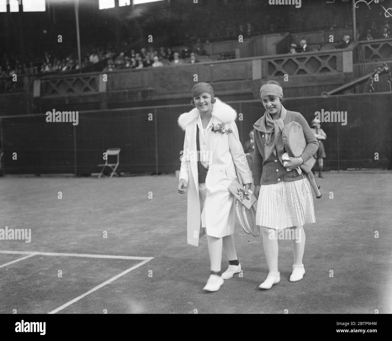 Tennis in prato a Wimbledon . Nuthall e Fraulein Aussem che escono per la loro partita . 22 giugno 1927 Foto Stock