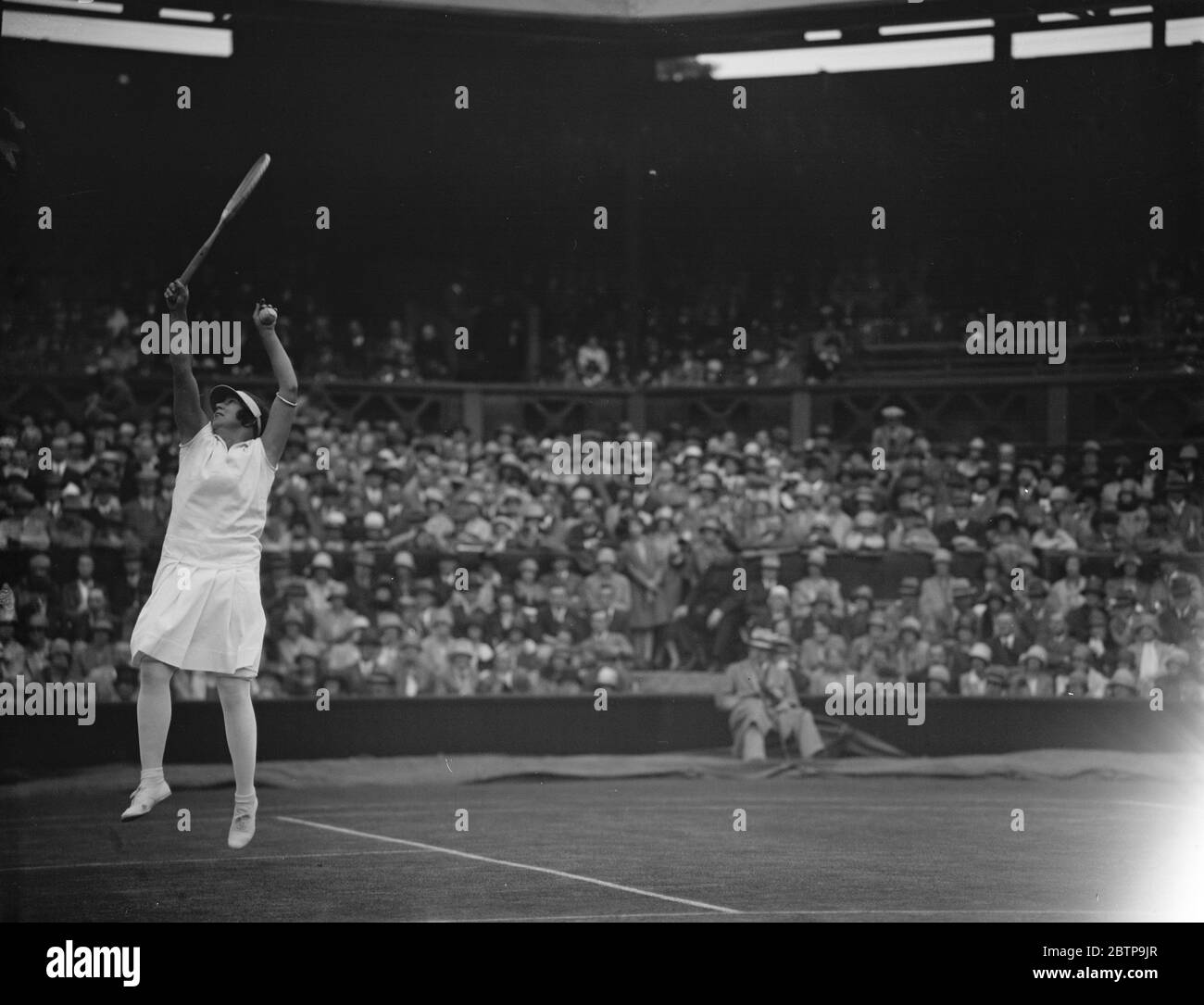 Tennis in prato a Wimbledon . La sig.na Eileen Bennett in gioco . 25 giugno 1927 Foto Stock
