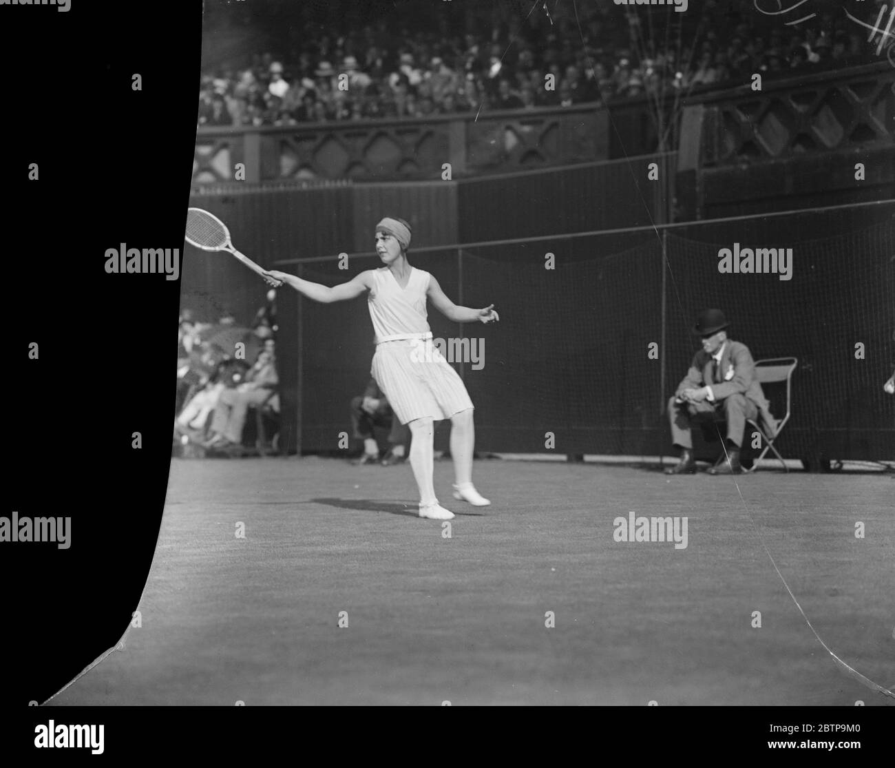 Tennis in prato a Wimbledon . Fraulein Aussem in gioco . 22 giugno 1927 Foto Stock